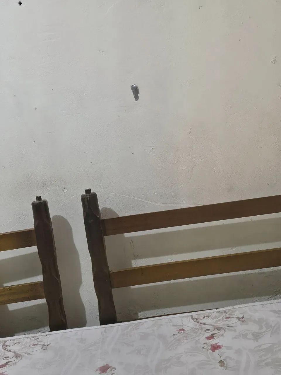 Vendo duas camas de solteiro, com um colchão junto - Foto 2