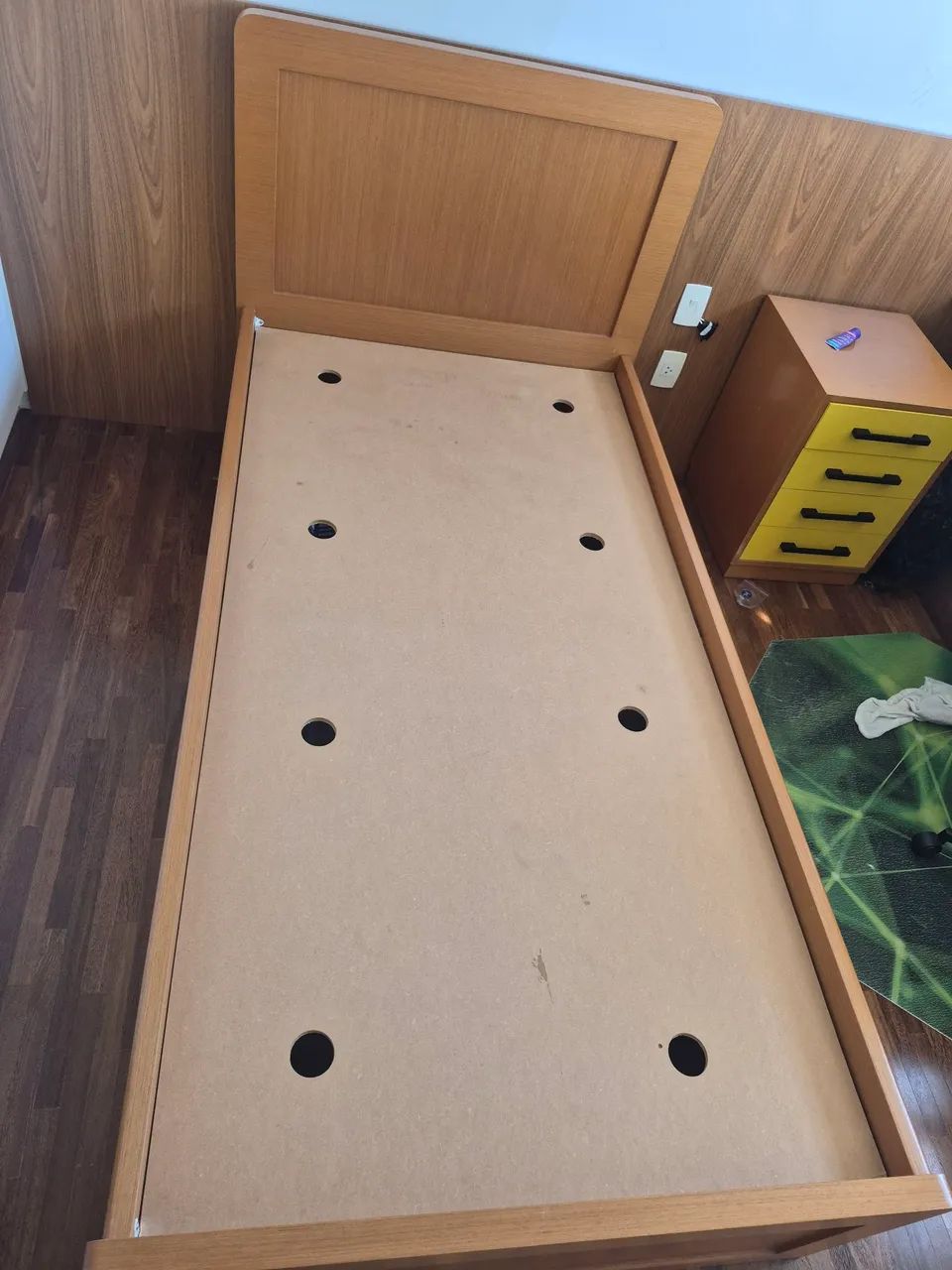 Cama solteiro em madeira