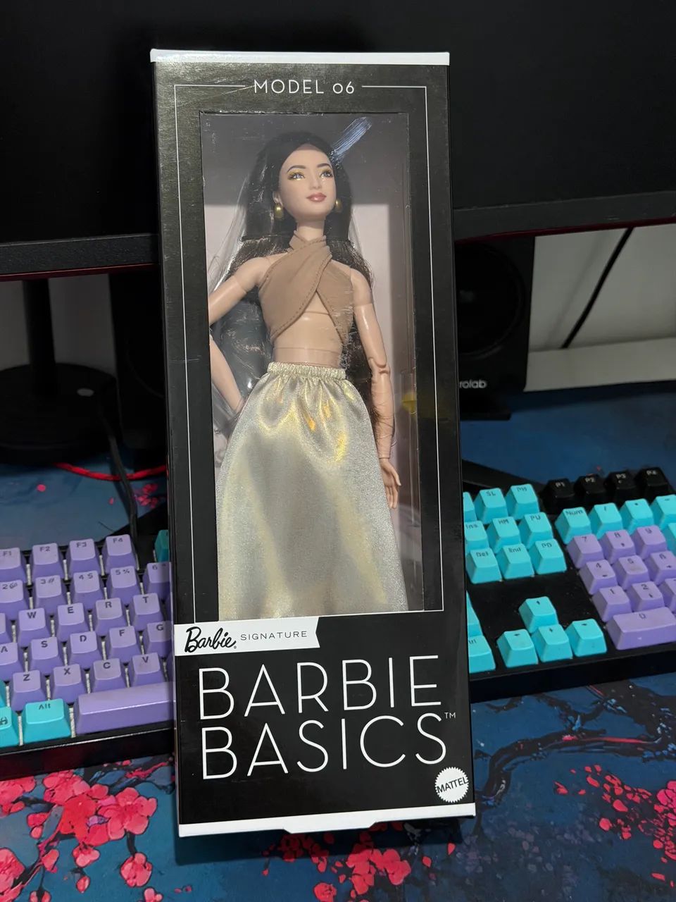 Boneca Barbie Basics asiática 