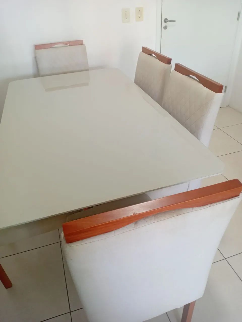 Vendo conjunto de mesa de jantar retangular com tampo de vidro laqueado e 6 cadeiras 