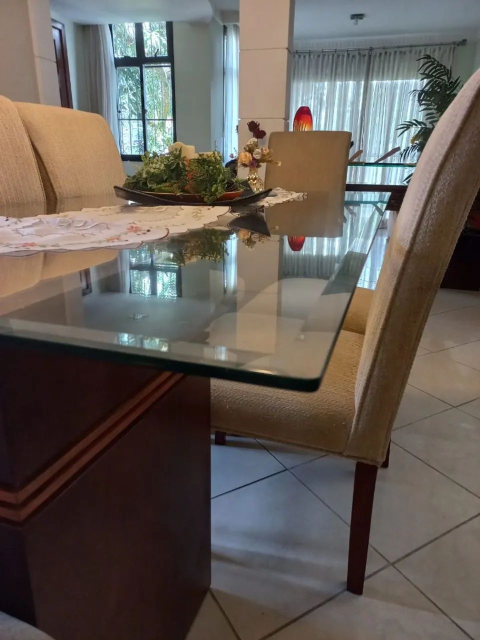 MESA DE JANTAR COM 6 CADEIRAS. RARIDADE  - Foto 2
