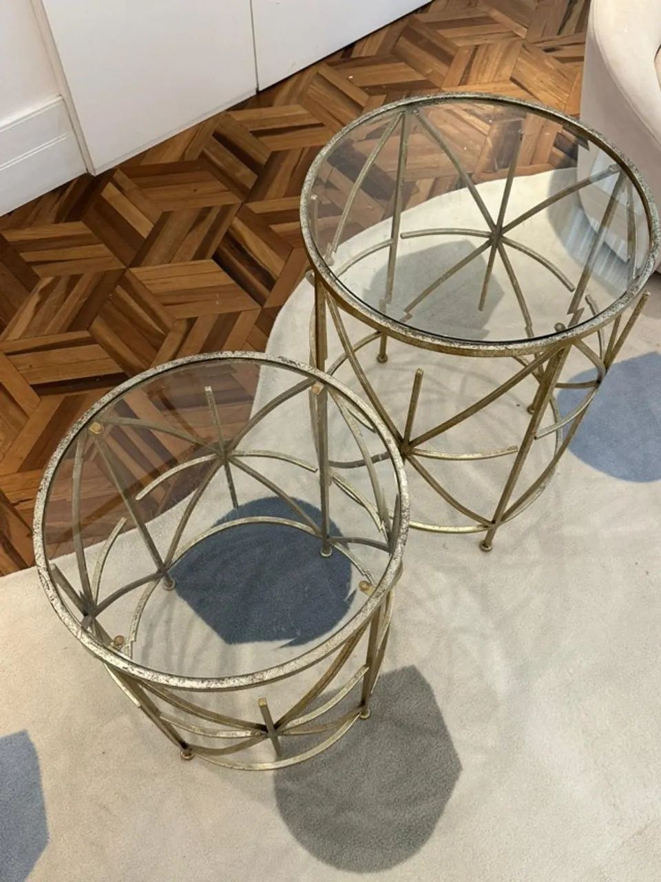 Conjunto de 2 mesas laterais douradas