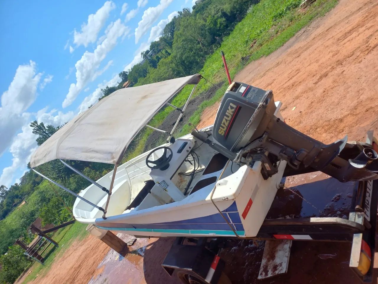 Lancha com motor e reboque