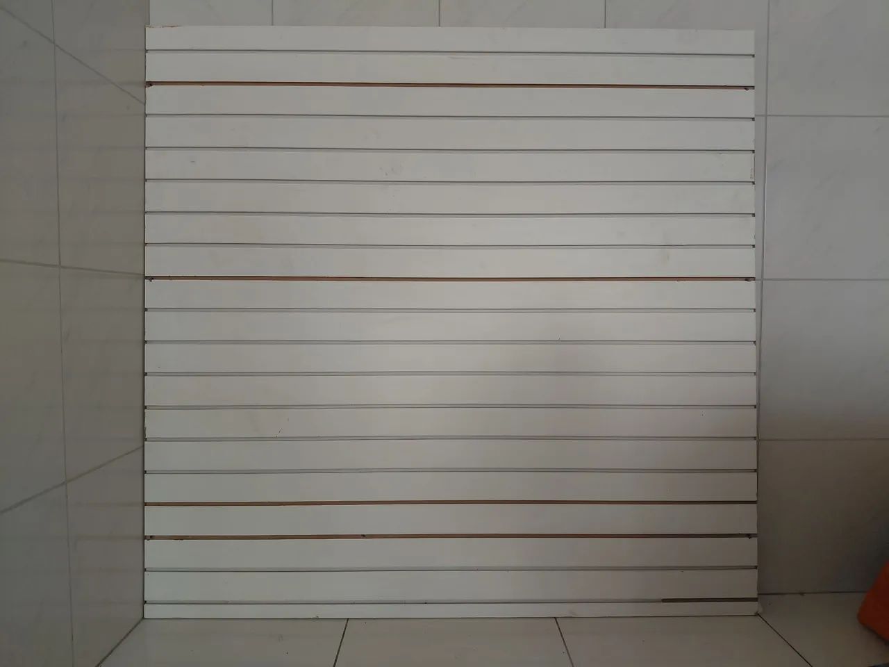 Painel canaletado com ganchos 