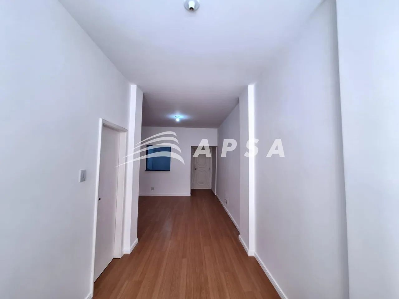 APARTAMENTO TOTALMENTE REFORMADO NO LEME, MODERNIZADO, GALERIA DE GRANDE CIRCULAÇAO DE PES - Foto 2