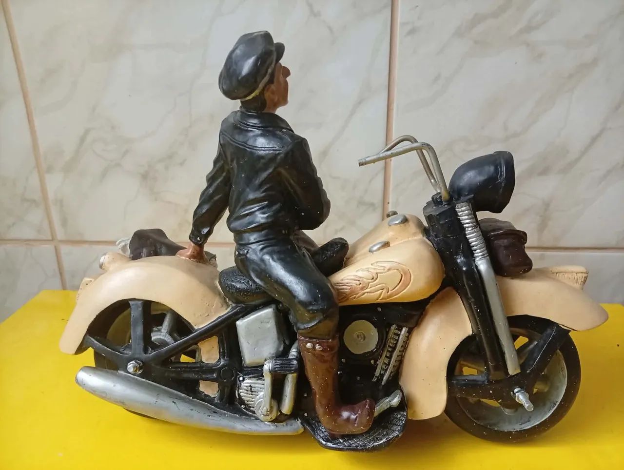 Escultura de motociclista - Foto 5