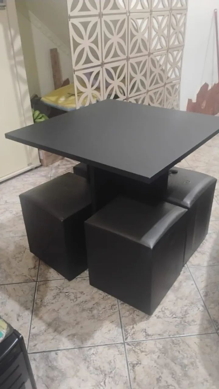Mesa Quadrada com 4 Puffs - Preta