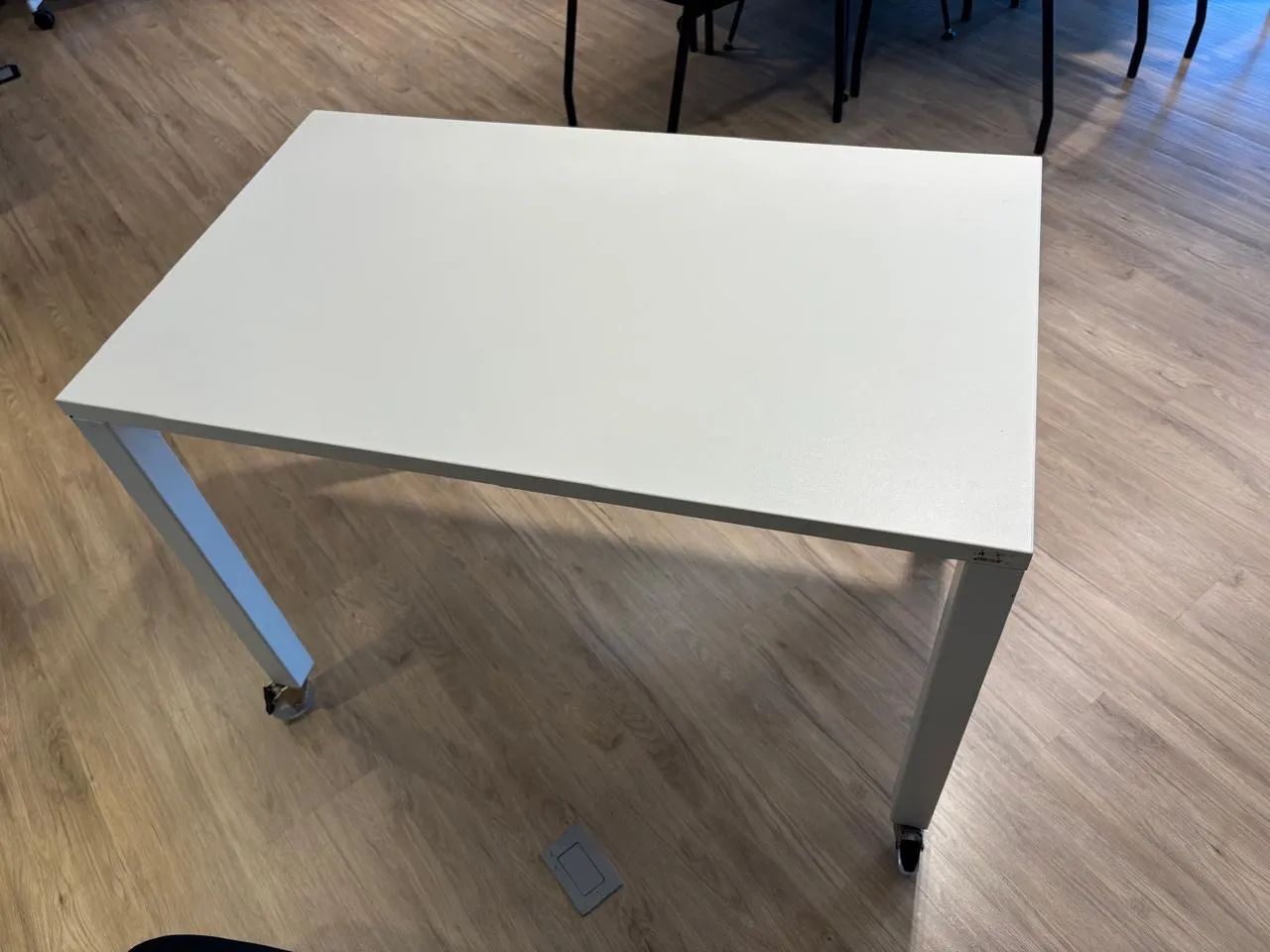 Bancada de Trabalho Branca com Rodas 100x60 - Seminova - Foto 2