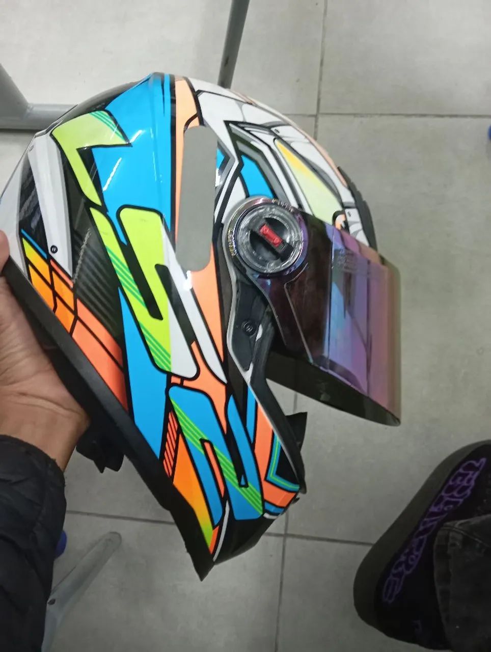 Capacete  é o LS2 FF358 Xdron Neon