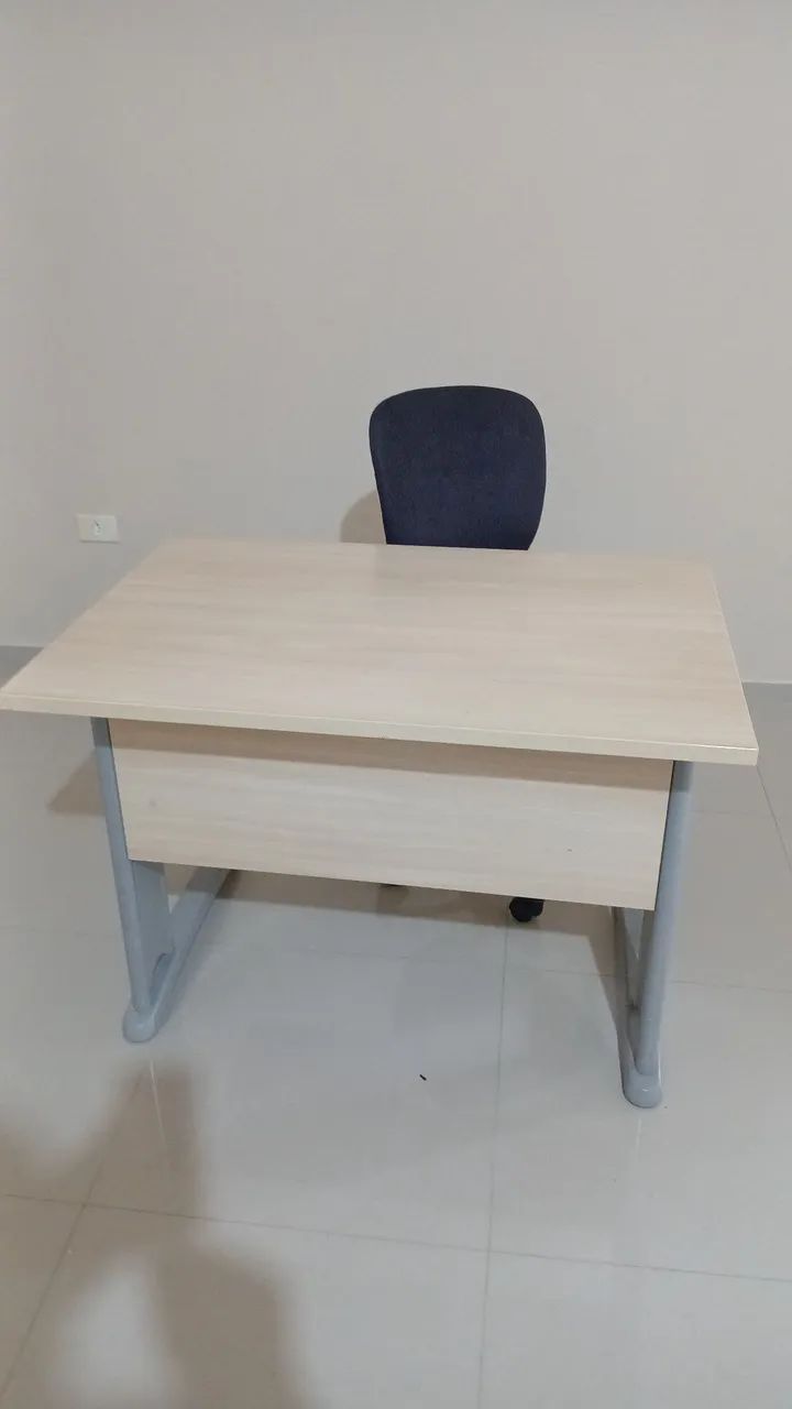 Mesa e cadeira 