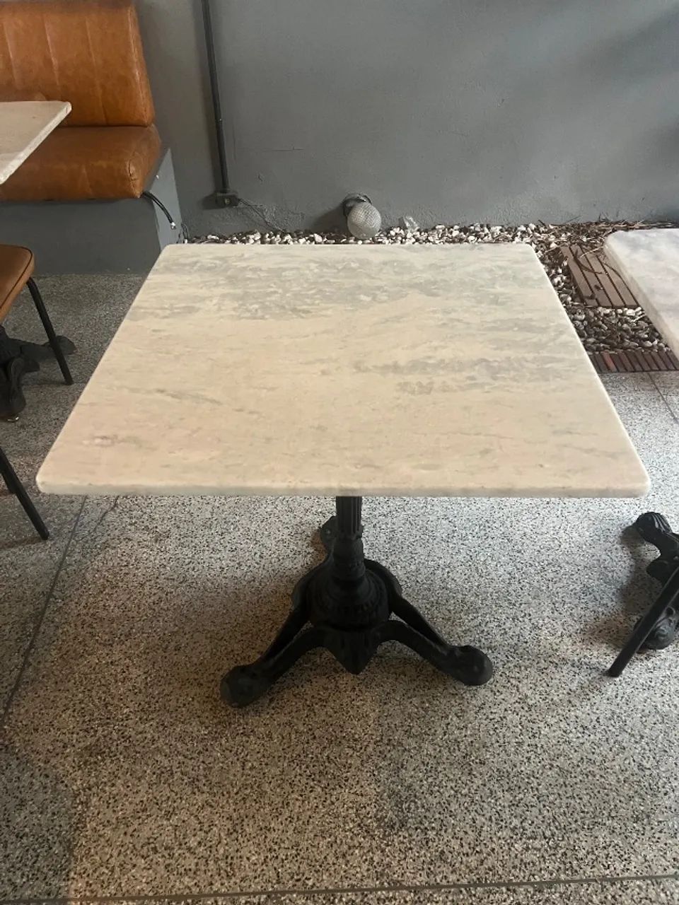 Mesa Vintage com Tampo de Pedra e Base de Ferro Fundido - 70x70
