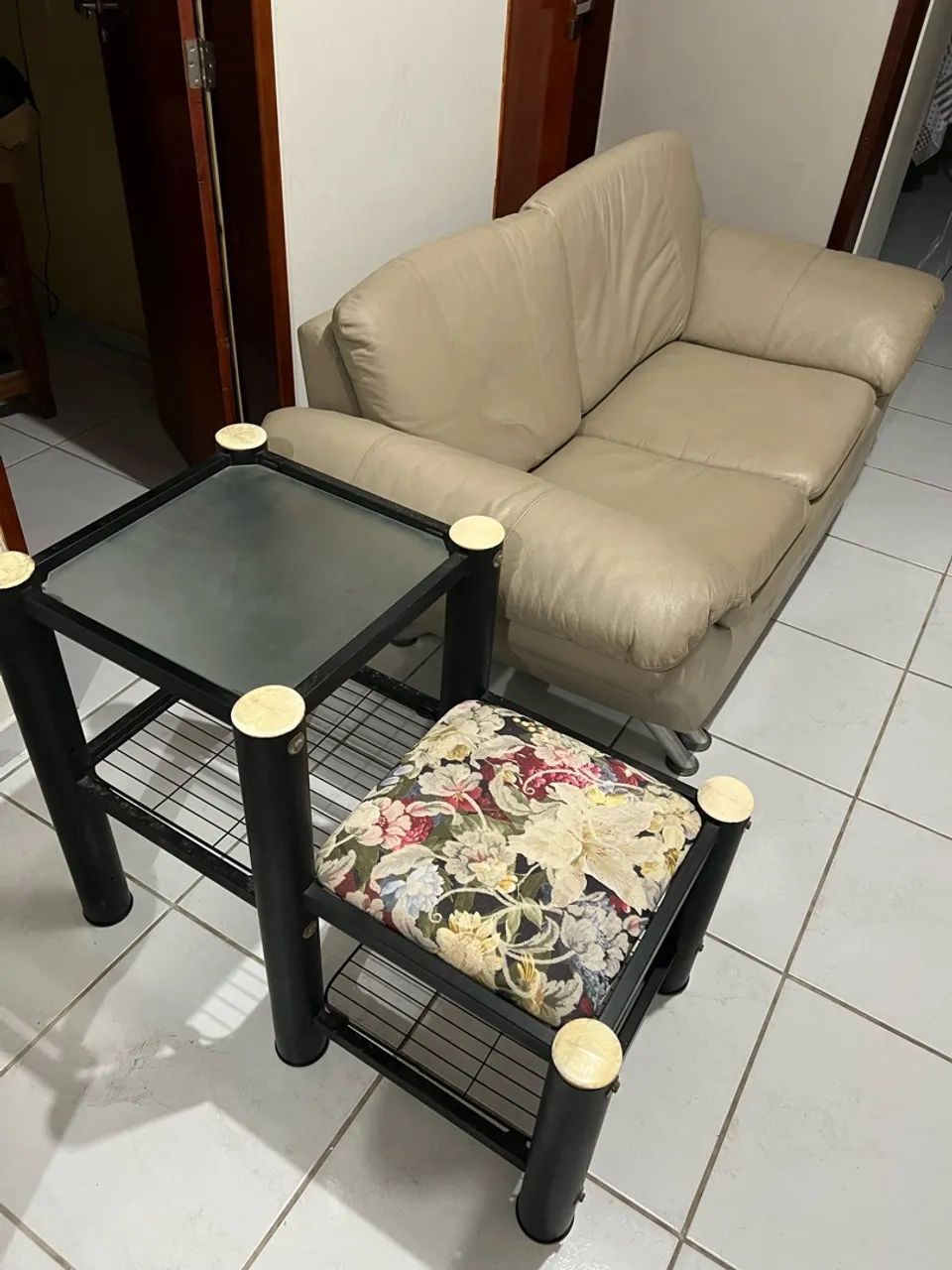 Sofá em couro 2 lugares com mesinha lateral 