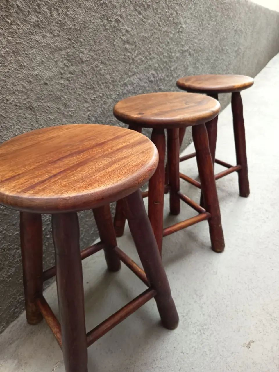 Vendo Banquinho de madeira maciça  - Foto 2
