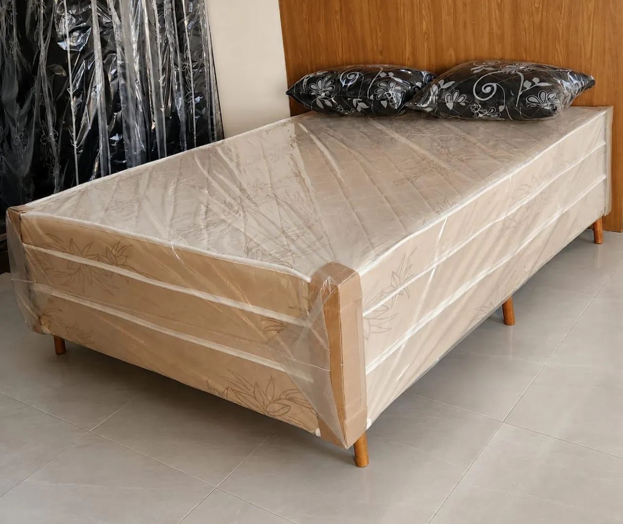 Cama de casal com espuma acoplada a base 