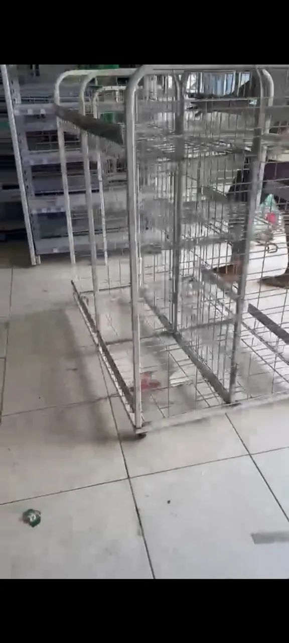 Carrinho expositor com rodízio aramado gaiola e plateleiras - Foto 4