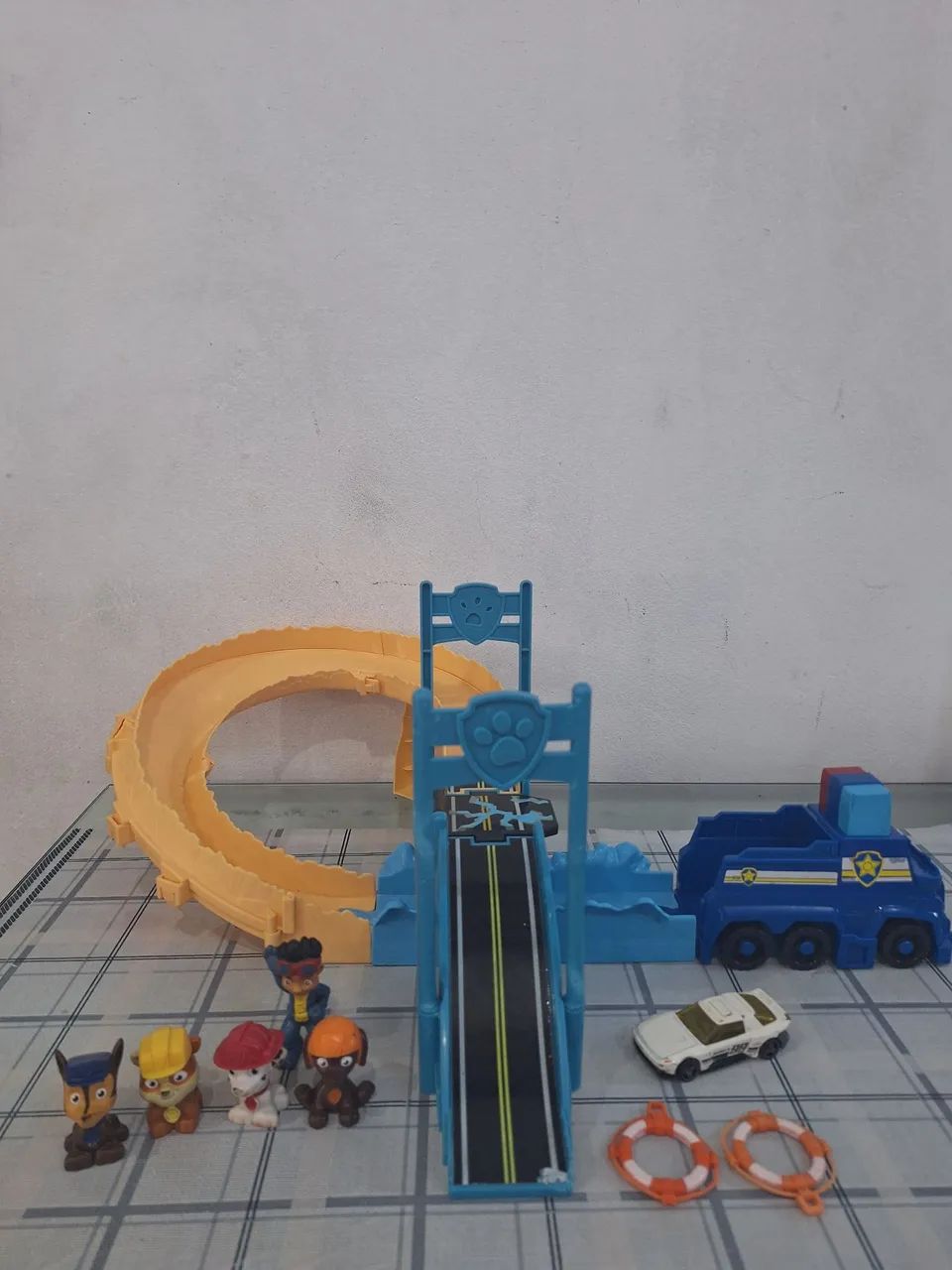 Pista de corrida patrulha canina e hot wheels 