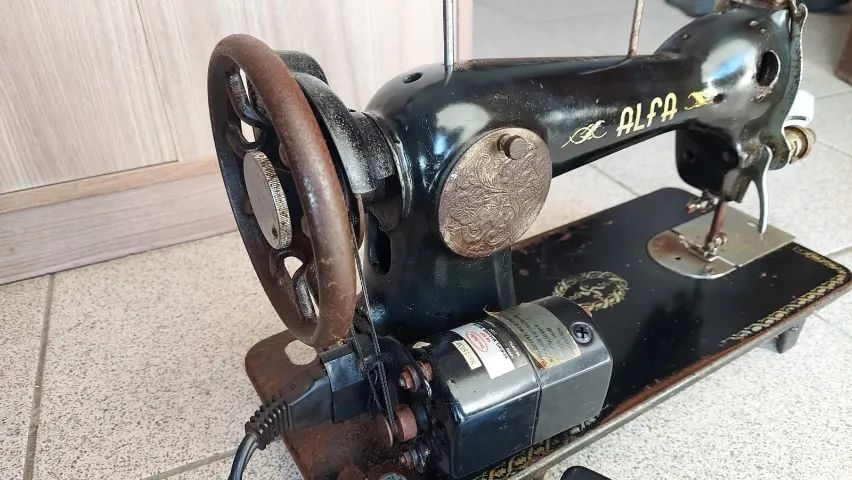 Maquina de costura antiga, Funcionando perfeitamente. - Foto 2