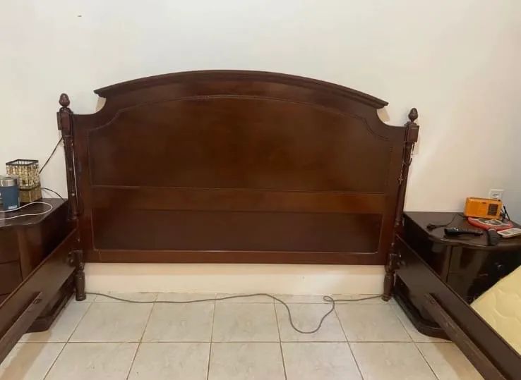 Vendo CAMA CLÁSSICA E DECORATIVA com 2 criados mudos clássicos 2.000,00 - Foto 3
