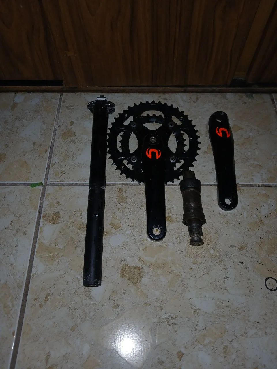 Pedi vela Shimano com movimento e um canote. 