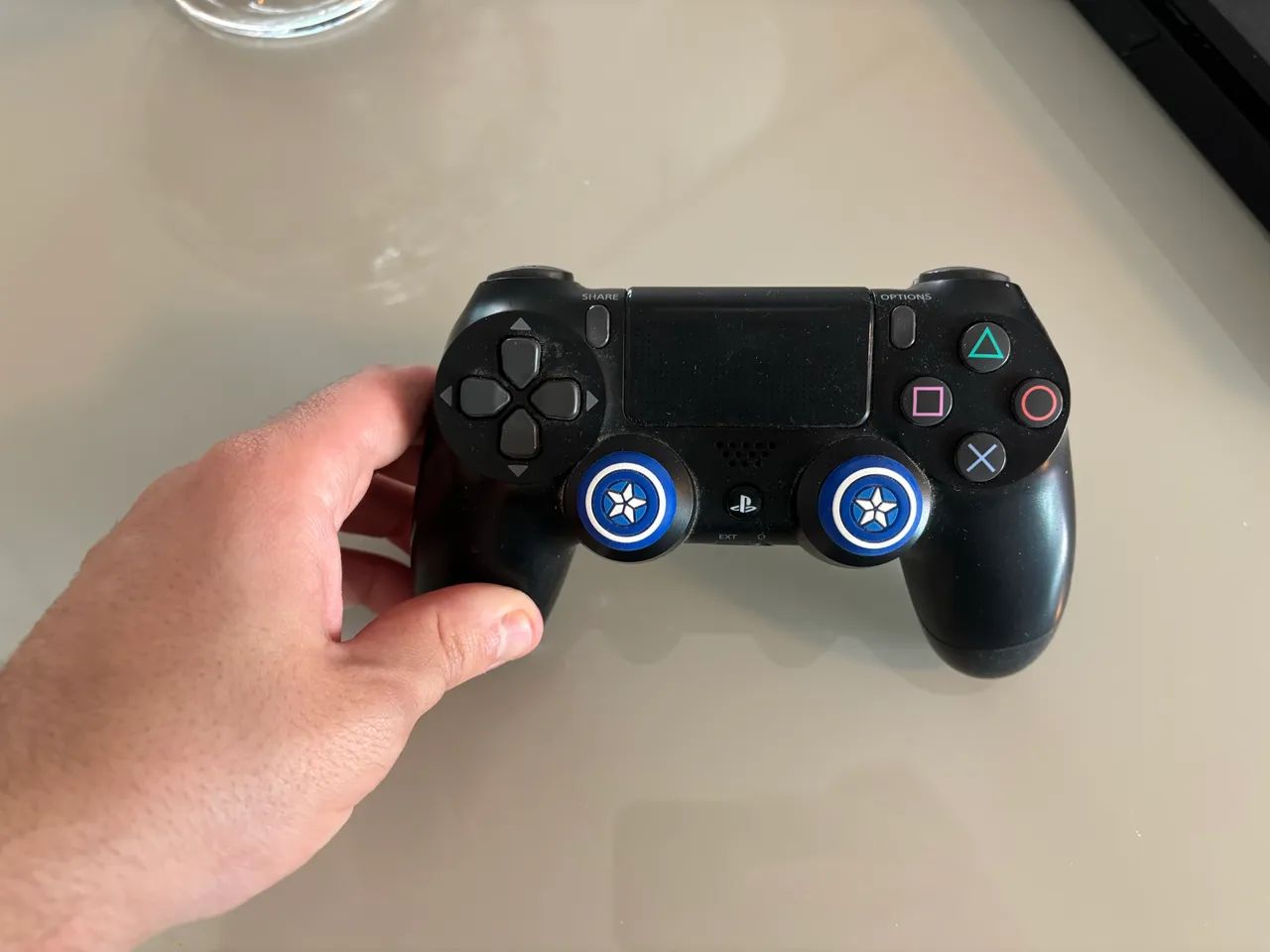 Playstation 4 com 2 controles e 8 jogos - Foto 4