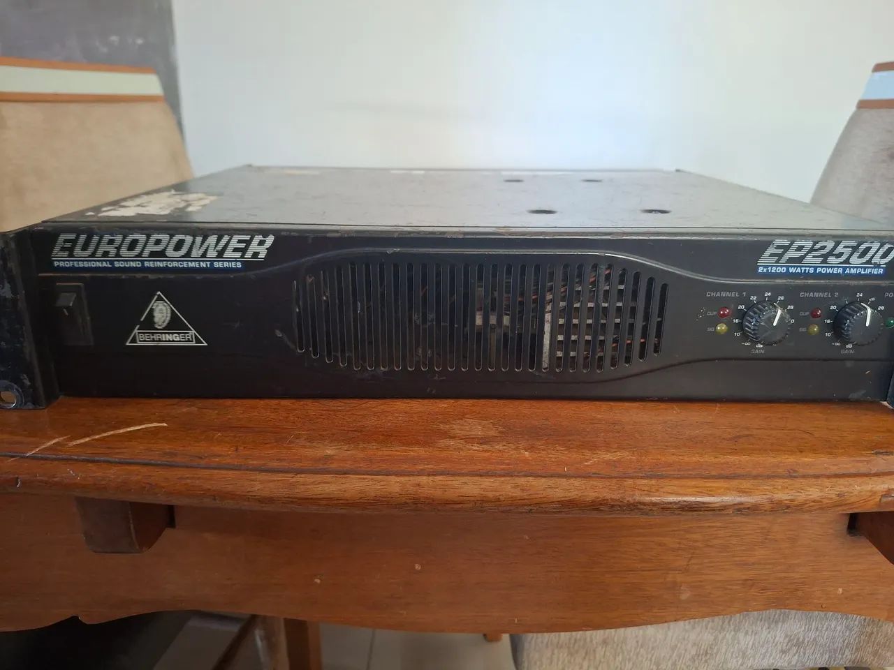 Potencia behringer EP2500 