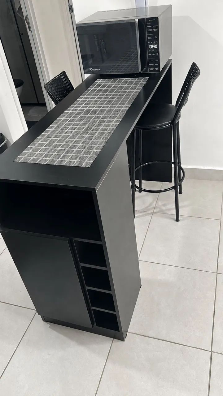 Balcão de cozinha com adega e banquetas