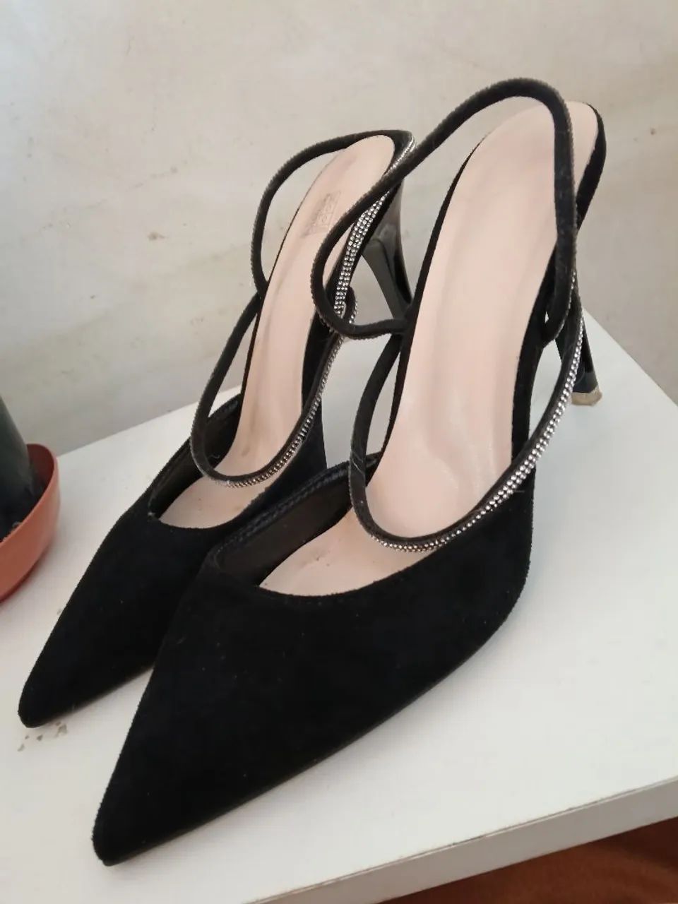 Sapato com tiras de strass