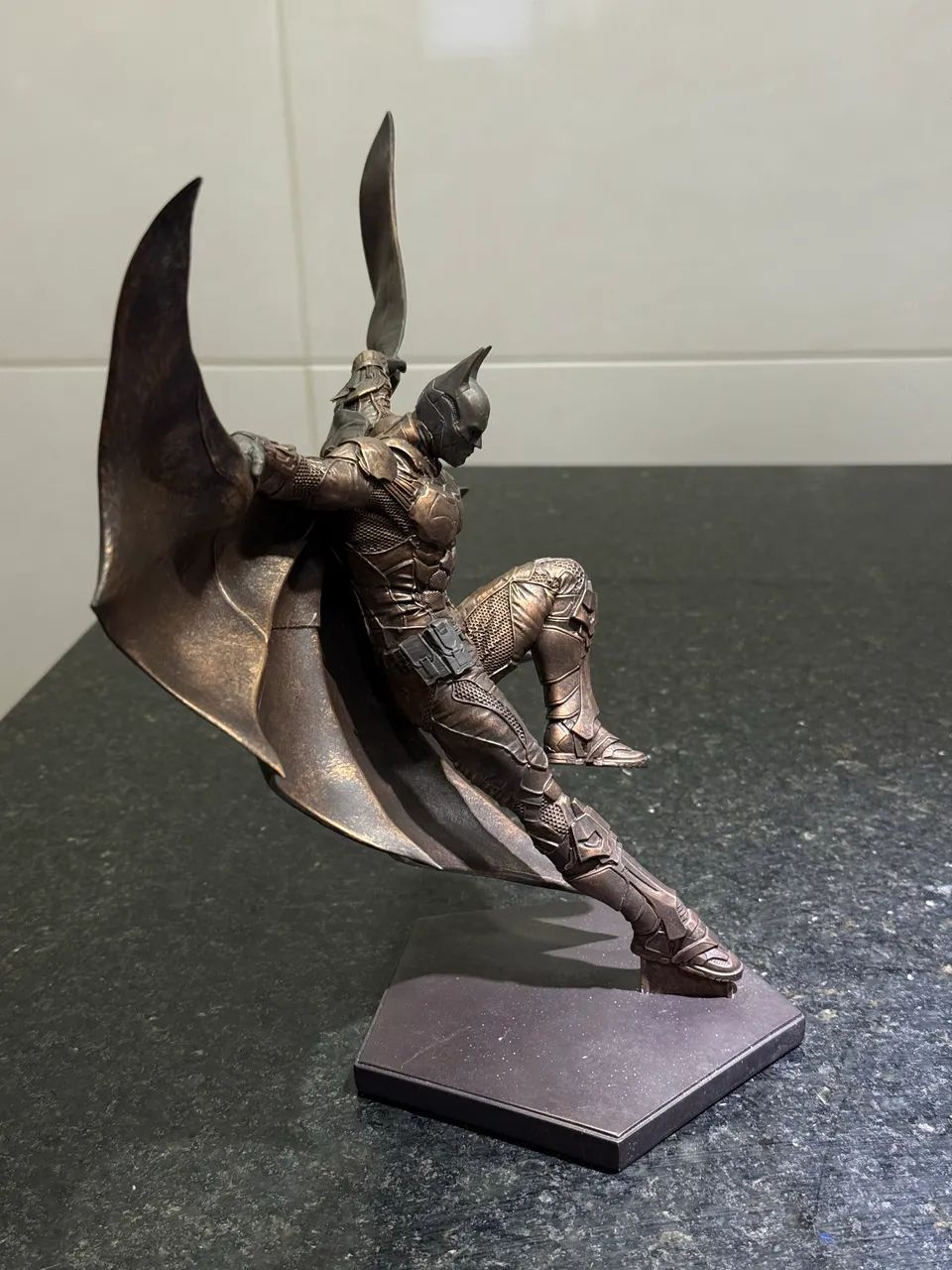 Batman Iron Studios Arkham Bronze Exclusiva Rock In Rio 2017 (Usado) - Foto 3