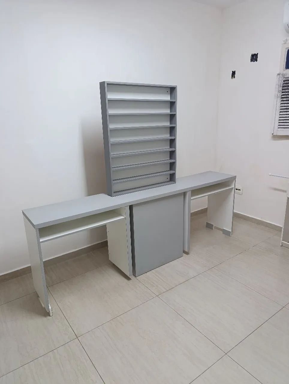 Vendo bancada de manicure com expositor de esmaltes 