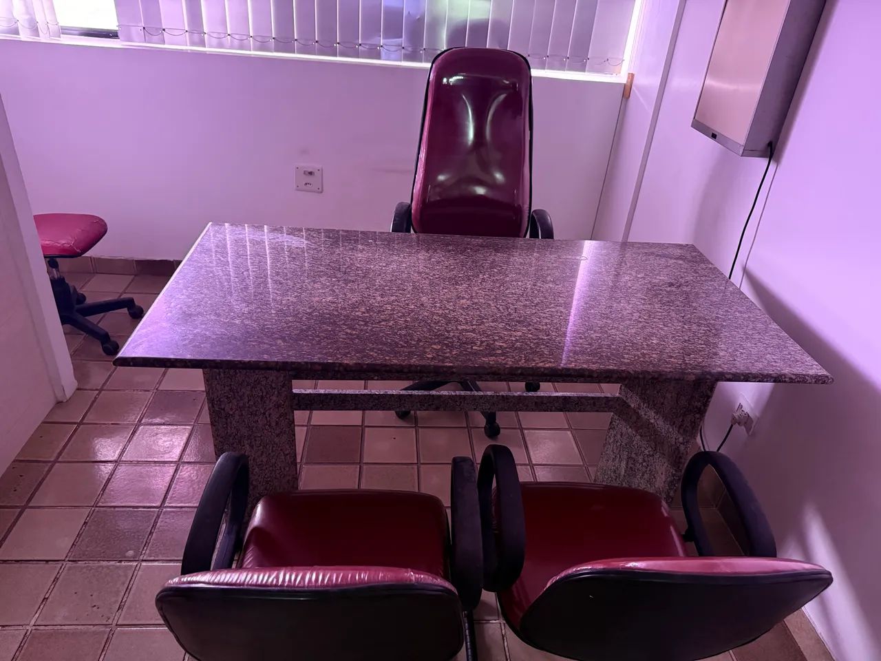 Conjunto de Mesa + 3 Cadeiras Acolchoadas - Foto 3