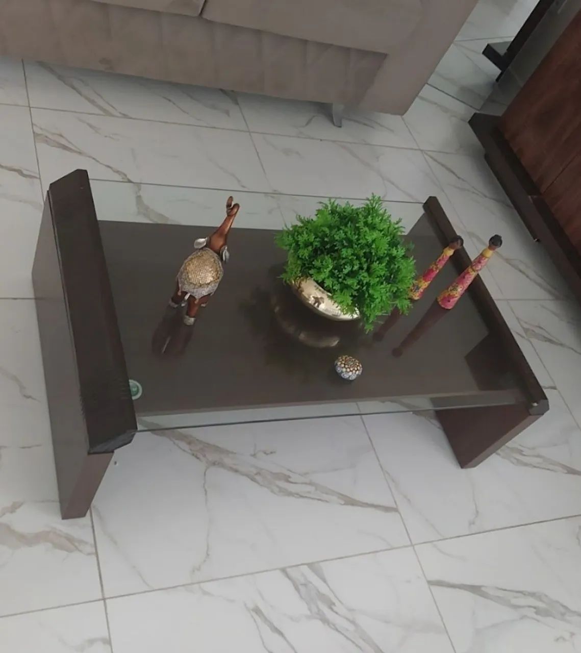 Mesa de vidro com seis cadeiras acolchoadas, rack com painel suspenso e mesa de cetro - Foto 5