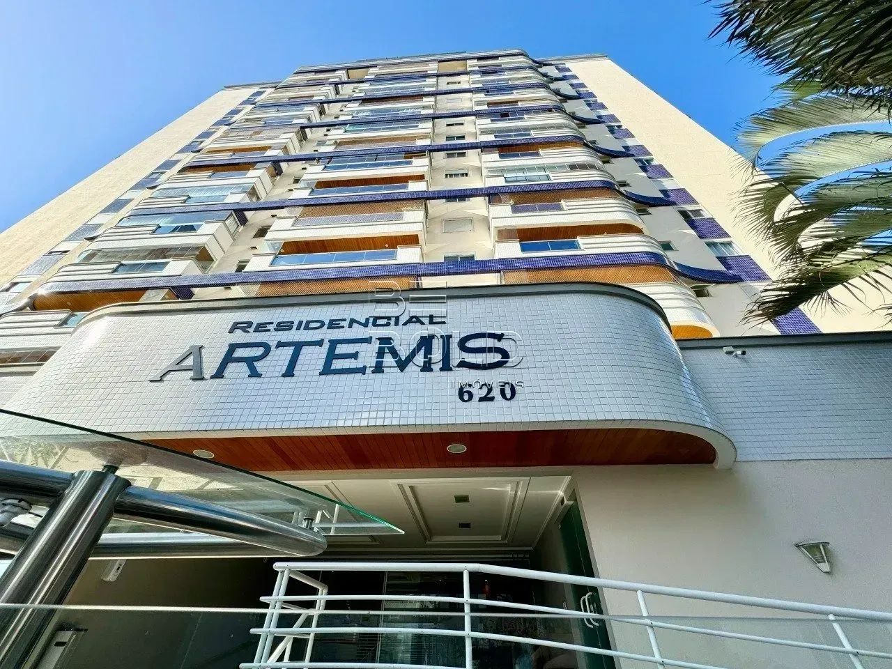 Apartamento amplo em andar alto com 3 dormitórios em Campinas