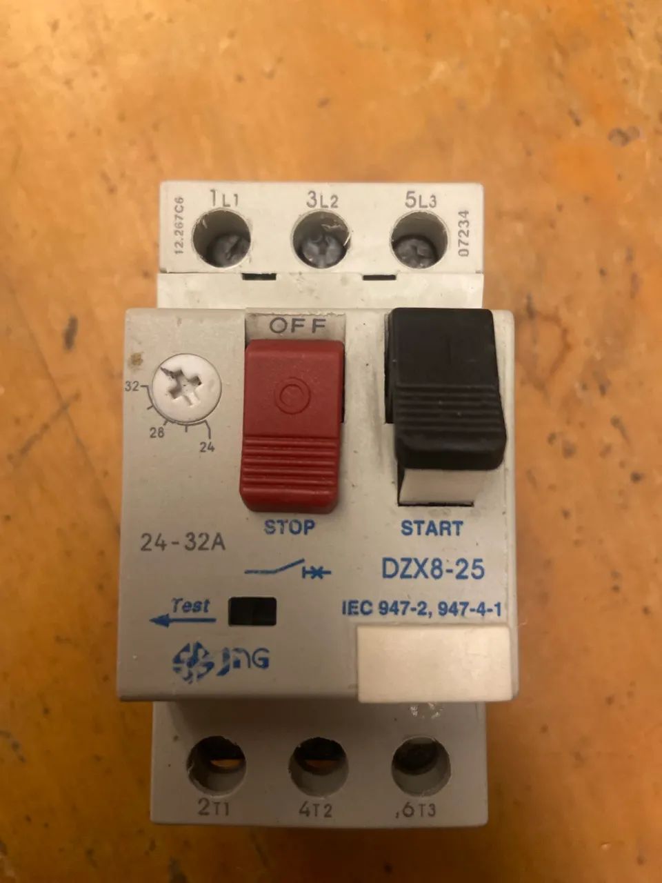 Disjuntor de Motor Tripolar JNG DZX8-32 Termomagnético