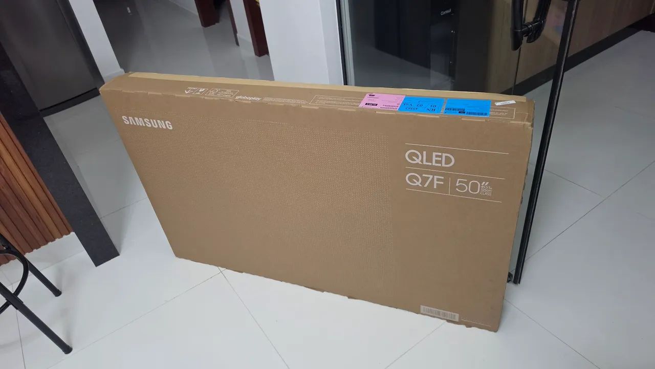 TV 50 POLEGADAS QLED SAMSUNG COM PORDAS INFINITAS E CONTOLE REMOTO COM CARREGAMENTO SOLAR - Foto 2