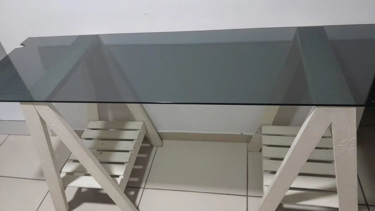 Banca de vidro com cavalete de madeira maciça 