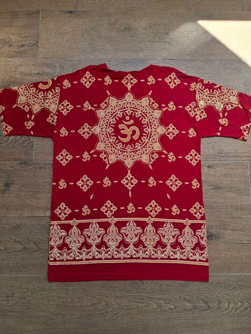 Camiseta Om Vermelha com Estampa Dourada - Foto 2
