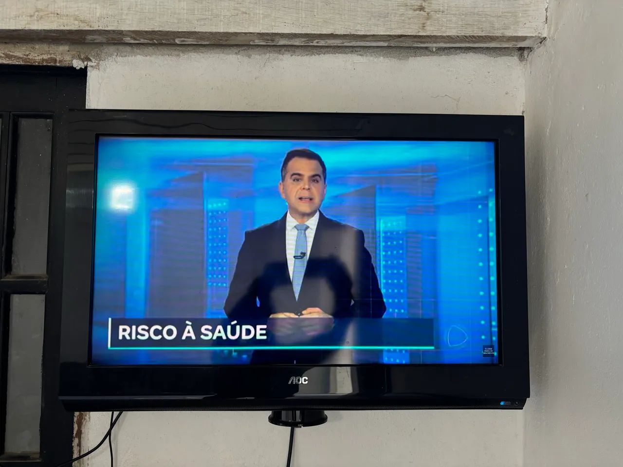 Tv 32 polegadas ( AOC) funcionando perfeitamente 