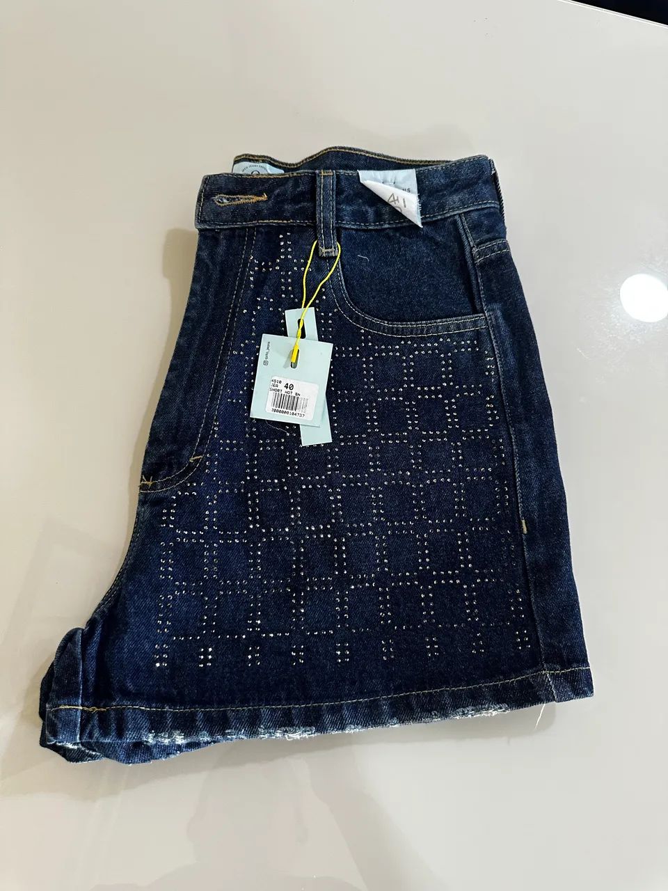 Short jeans com strass 