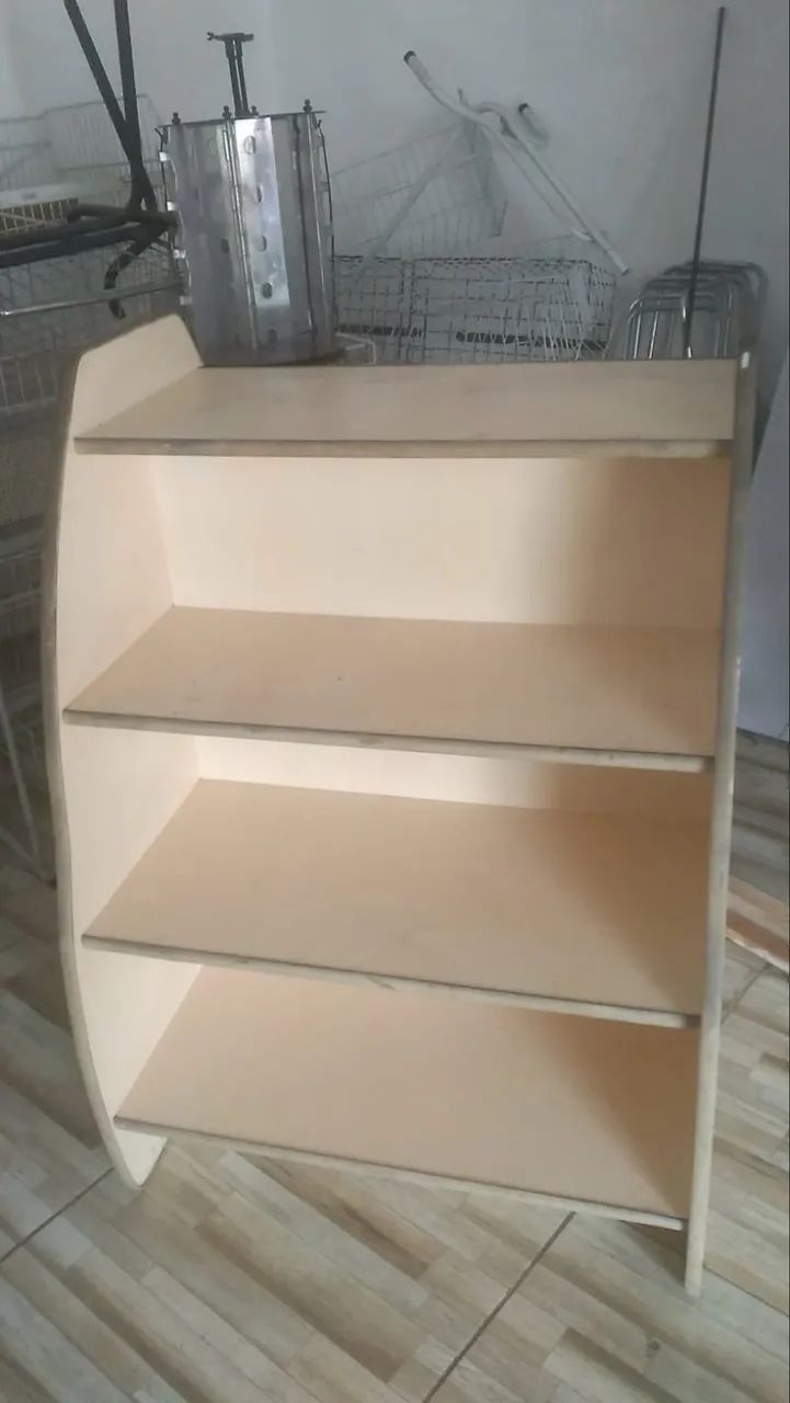 Estante/expositor de loja em MDF