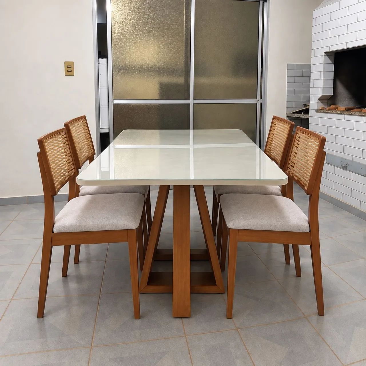 Mesa de Jantar em Madeira + 4 Cadeiras com Palhinha - Foto 3