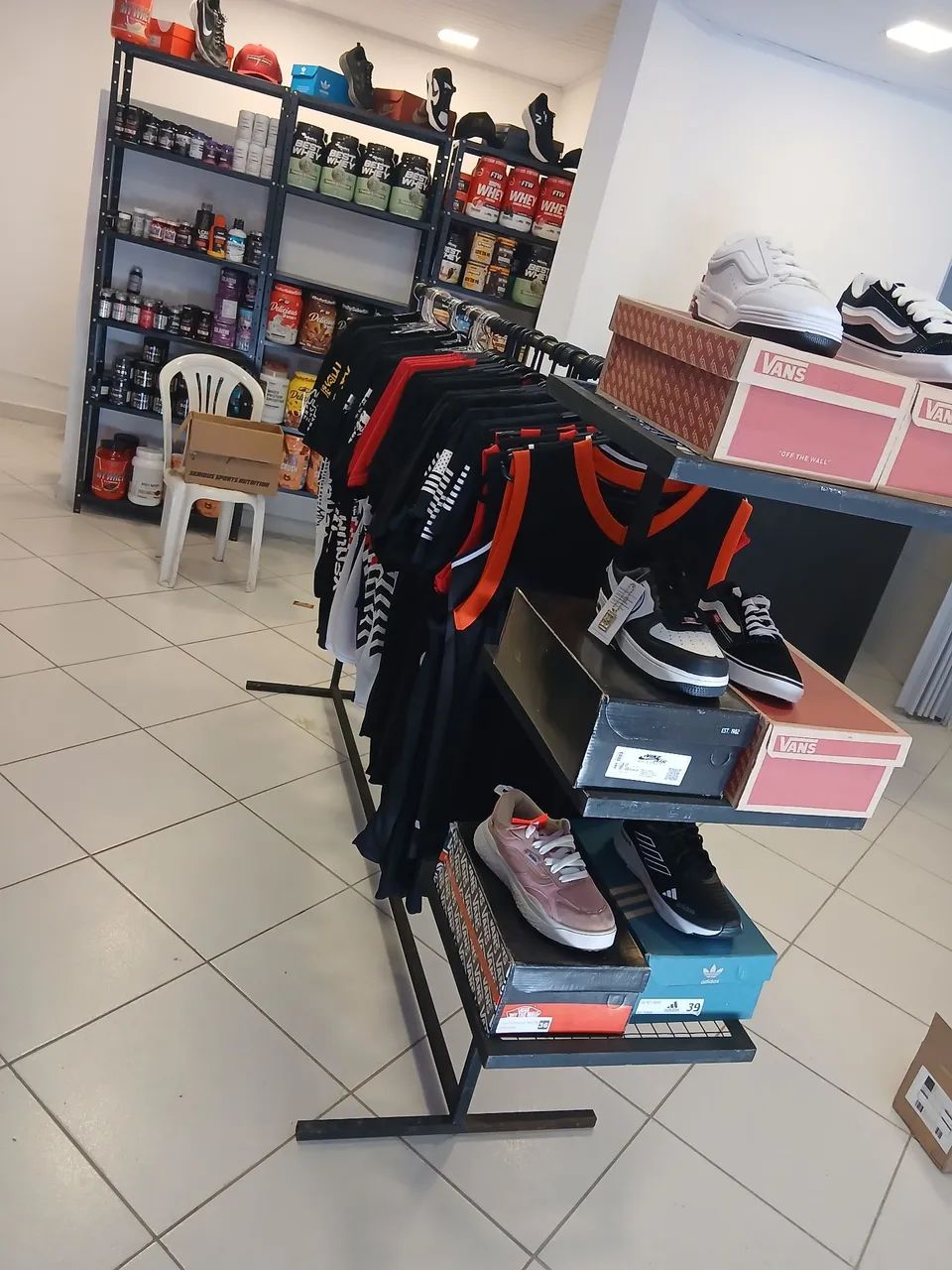 Arara de roupas loja com suporte triplo - Foto 2