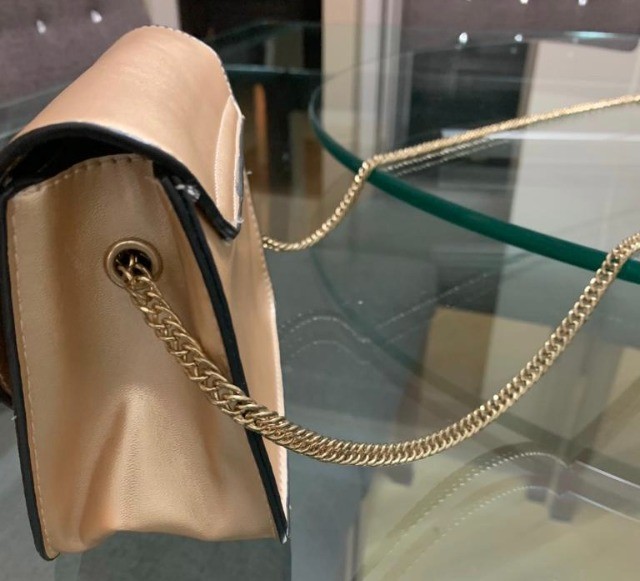 Bolsa Chilli Beans Corrente Dourada Seminova - Foto 3