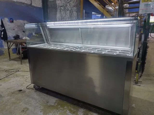 Condimentadora expositora com balcão refrigerado em aço inox sob medida 