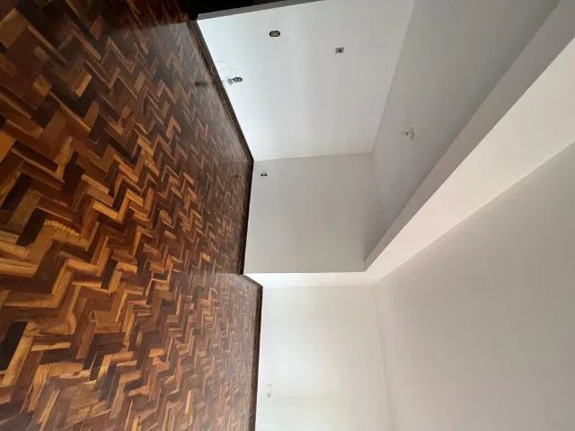 Lindo e amplo apartamento central com três quartos - Foto 2