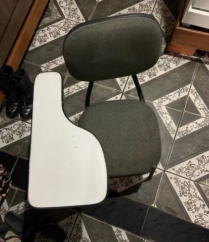 Cadeira universitária estofada.