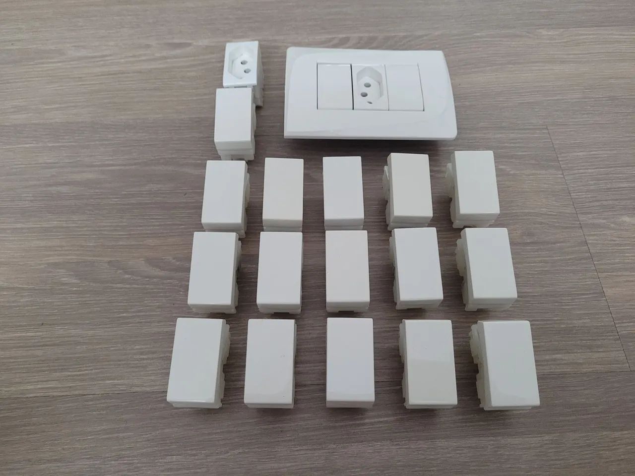 Interruptores, Tomadas e Espelho Pezzi - Foto 4