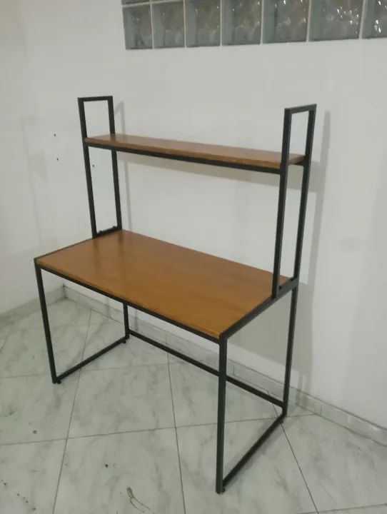 Mesa de Escritório Industrial com Prateleira