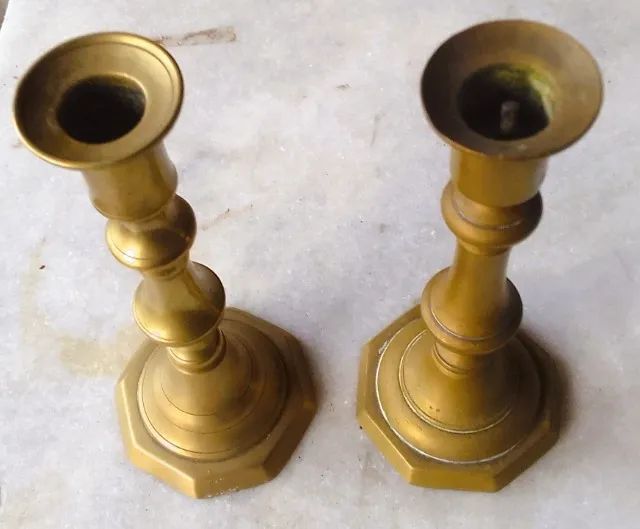 Par de catiçais em bronze dourado base hexagonais possui removedor de velas Ver Descrição - Foto 5