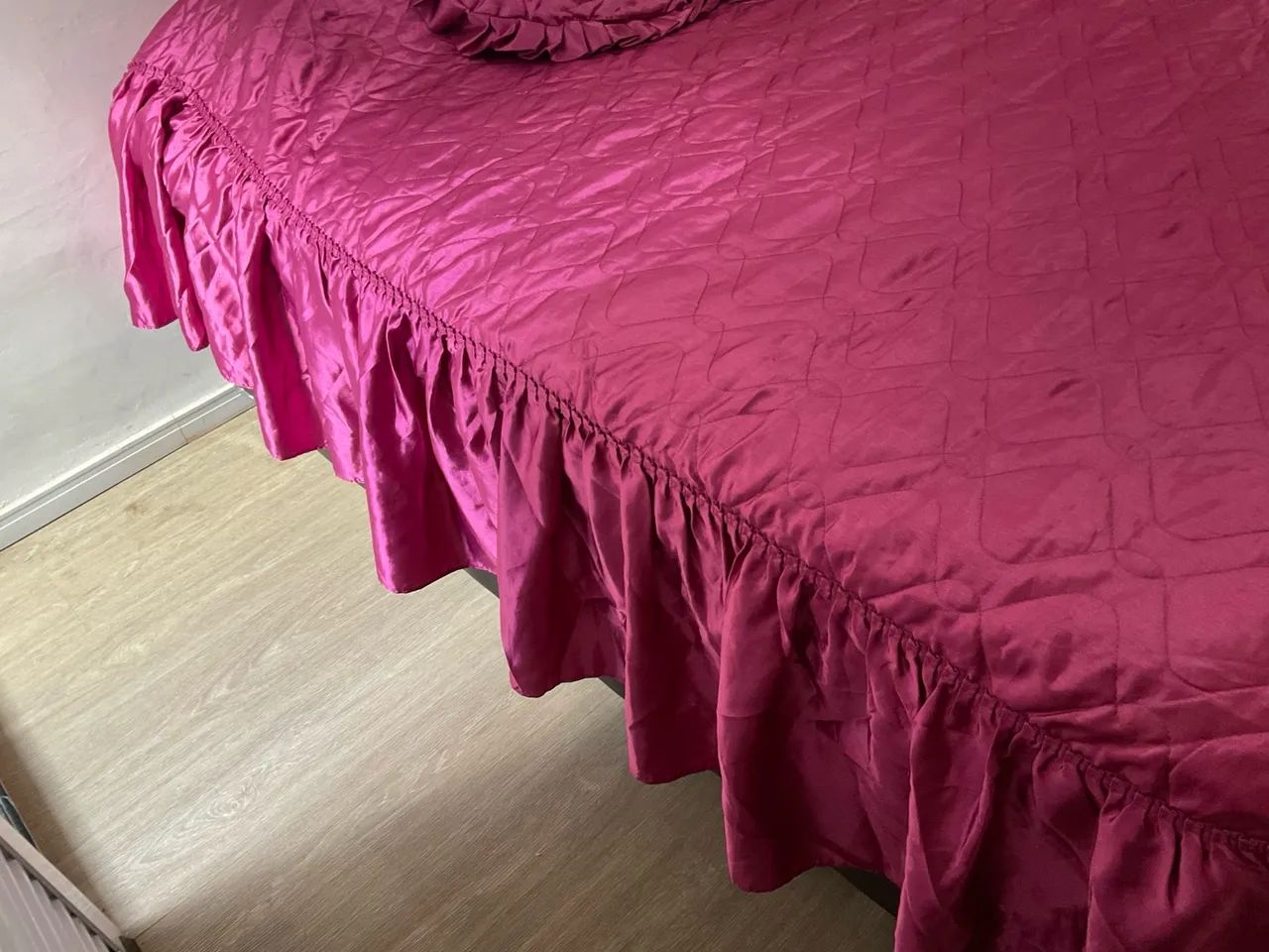 Cobre-leito rosa com almofadas de coração - Foto 4
