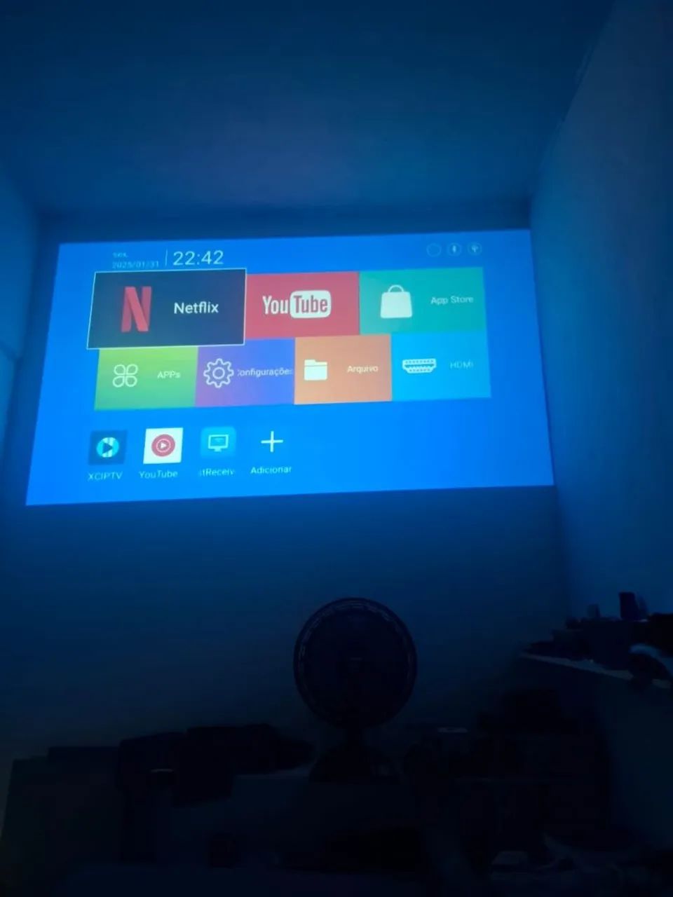 Projetor Full HD com Netflix e YouTube